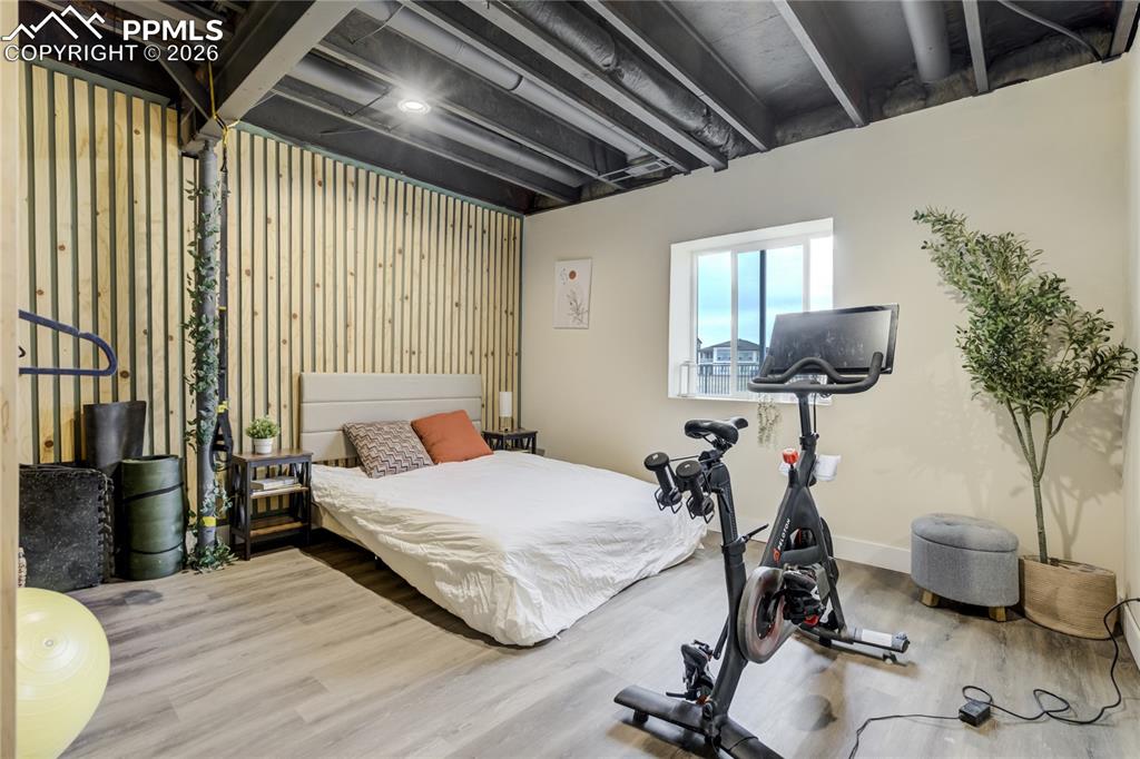 Image 33 of 50: Bedroom