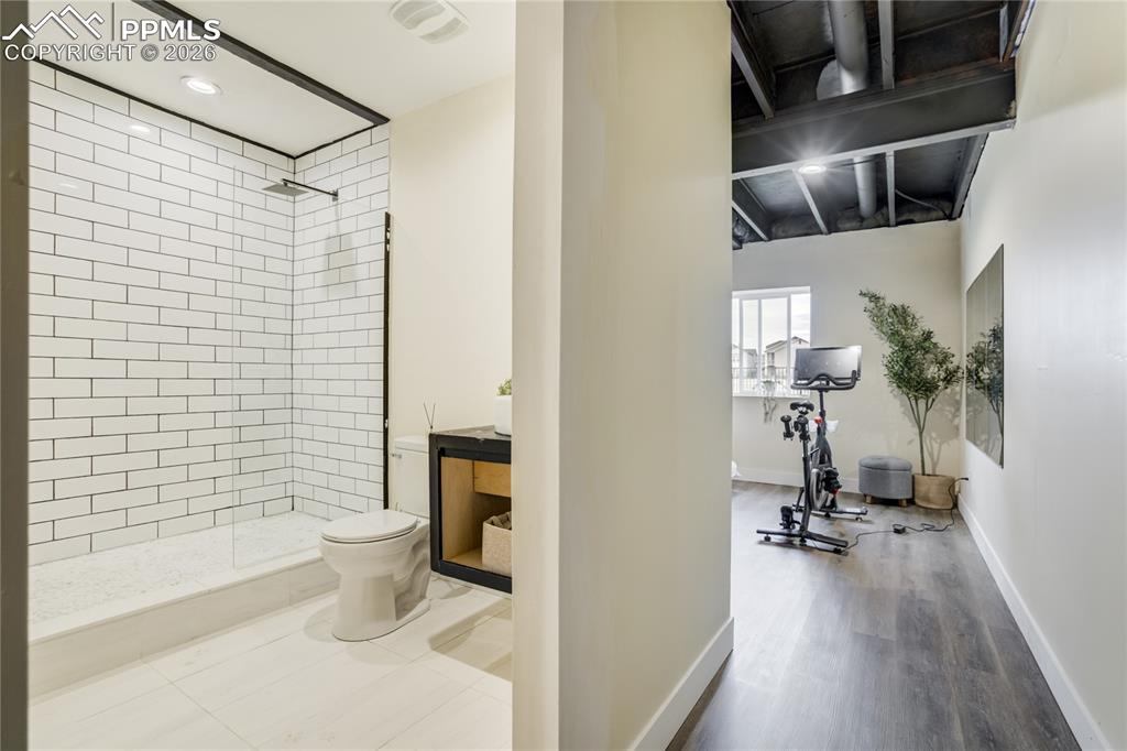 Image 34 of 50: Bathroom