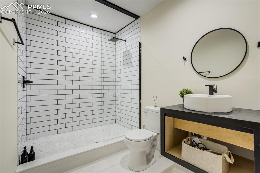 Image 35 of 50: Bathroom