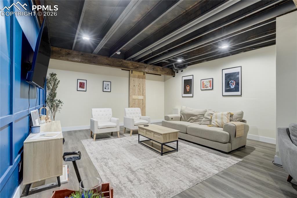 Image 40 of 50: Living Room