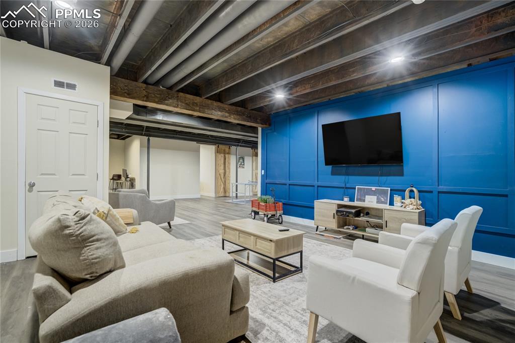 Image 41 of 50: Living Room