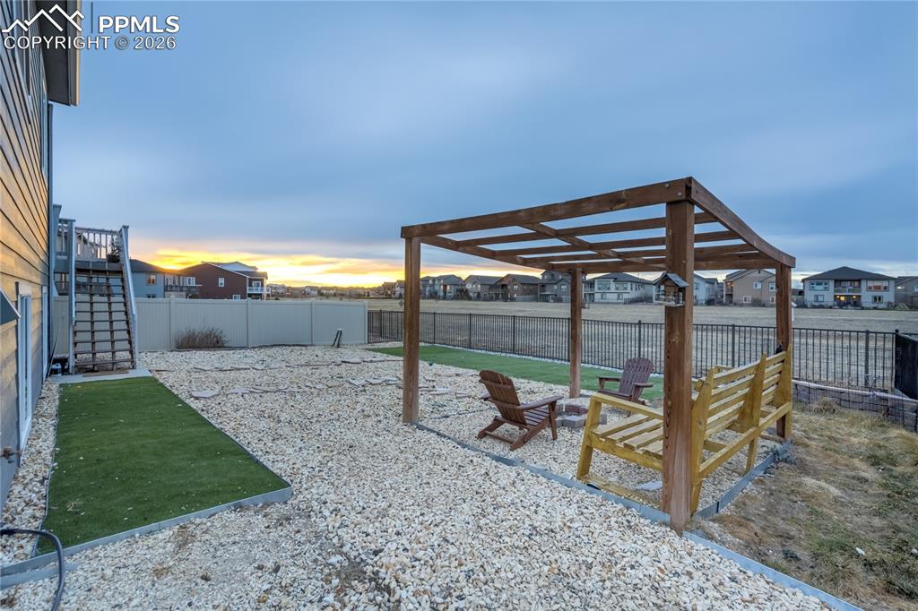 Image 47 of 50: Yard