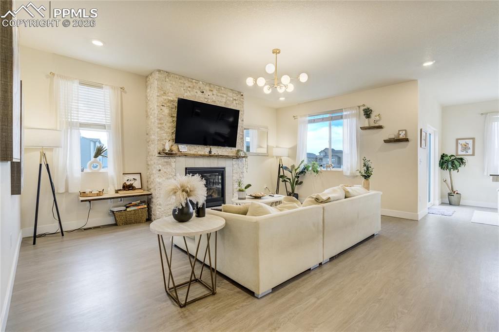 Image 5 of 50: Living Room