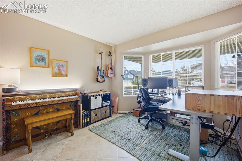 Image 18 of 49: Dining Area