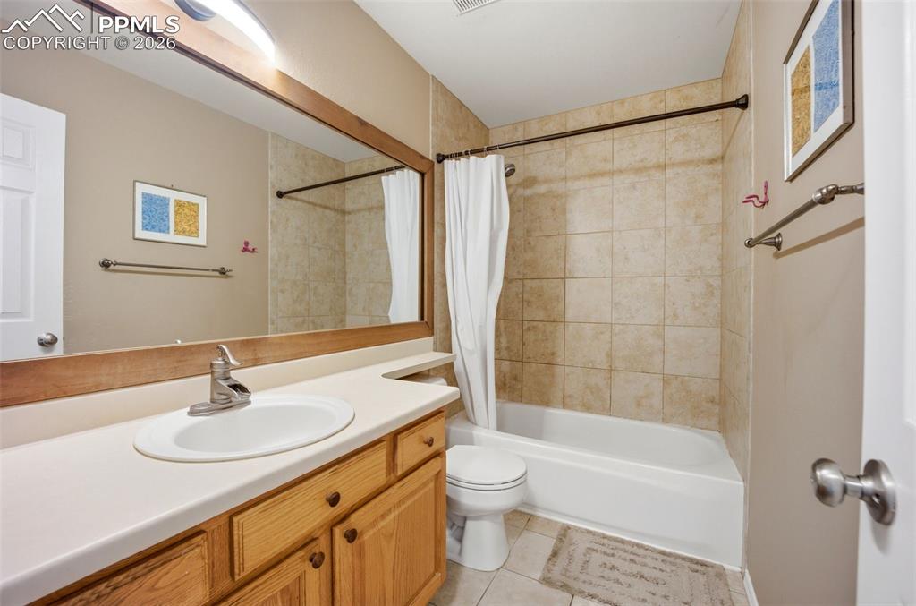 Image 33 of 49: Bathroom