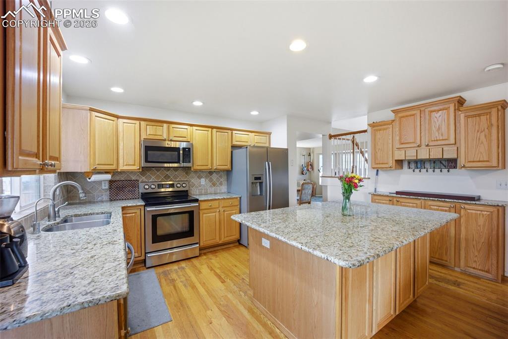 Image 4 of 49: Kitchen