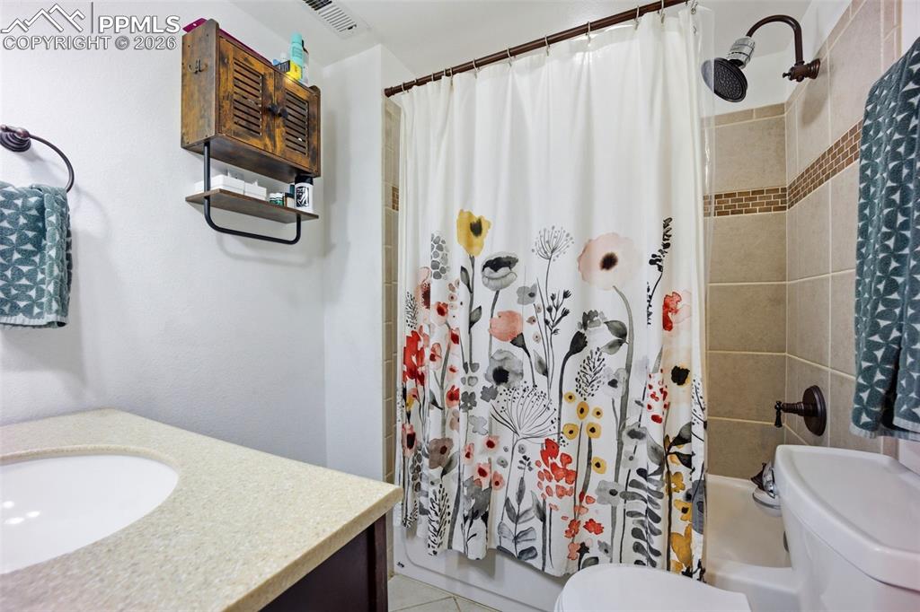 Image 47 of 49: Bathroom