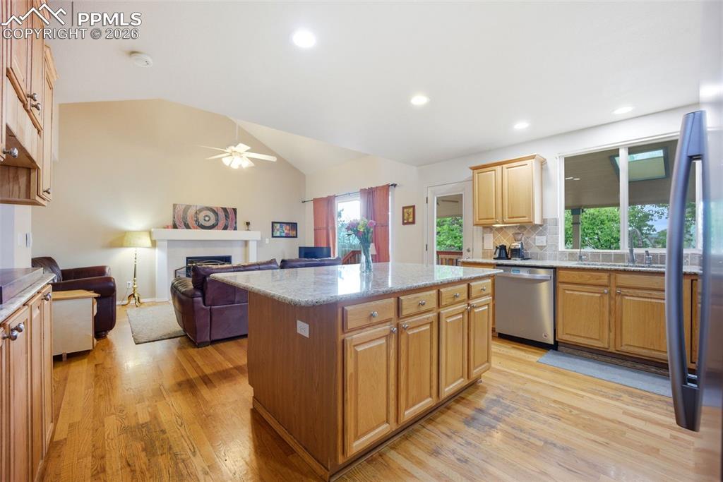 Image 5 of 49: Kitchen