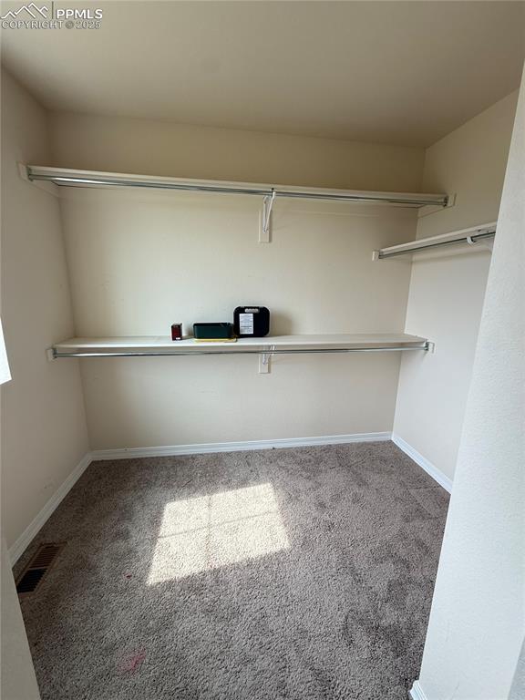 Image 21 of 25: Closet