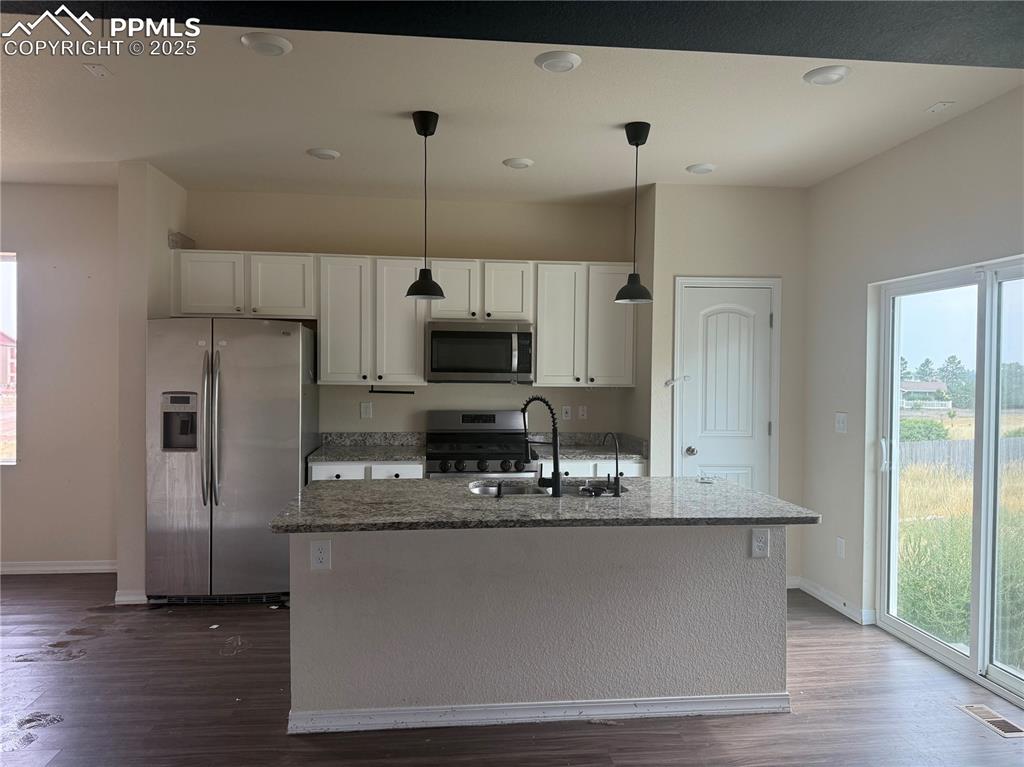 Image 25 of 25: Kitchen