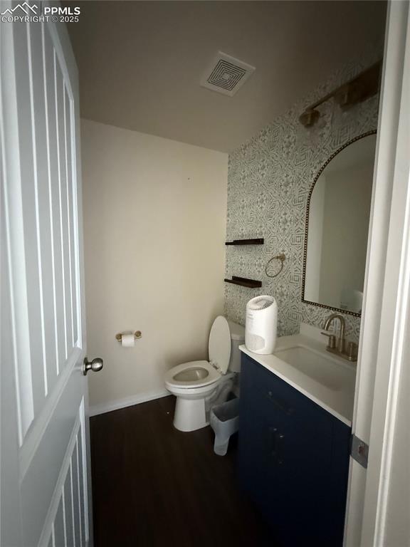Image 3 of 25: Bathroom
