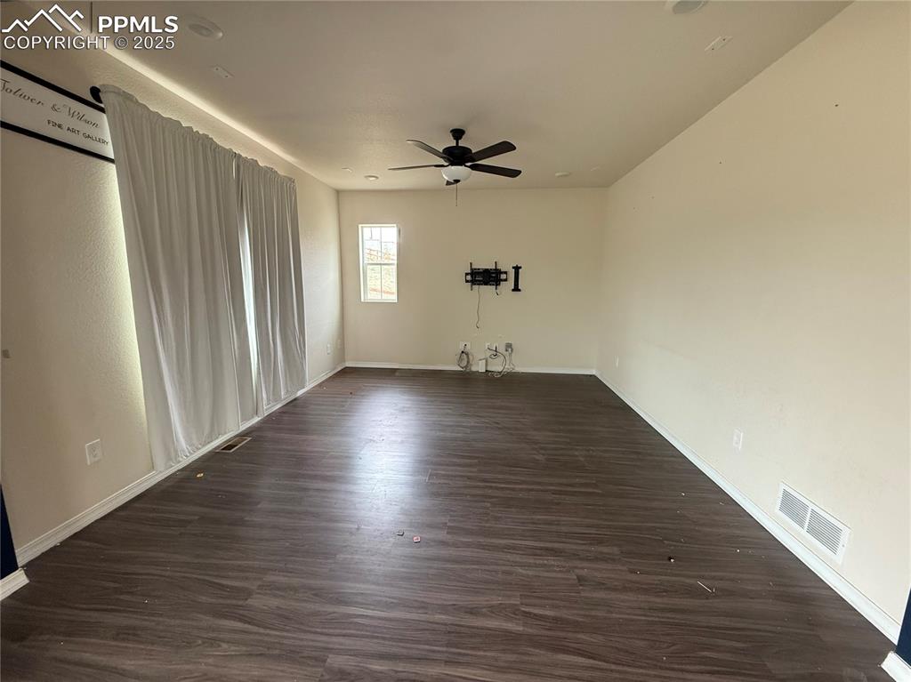 Image 4 of 25: Living Room