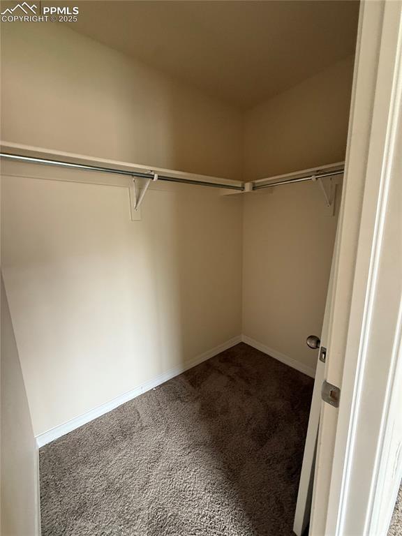 Image 7 of 25: Closet