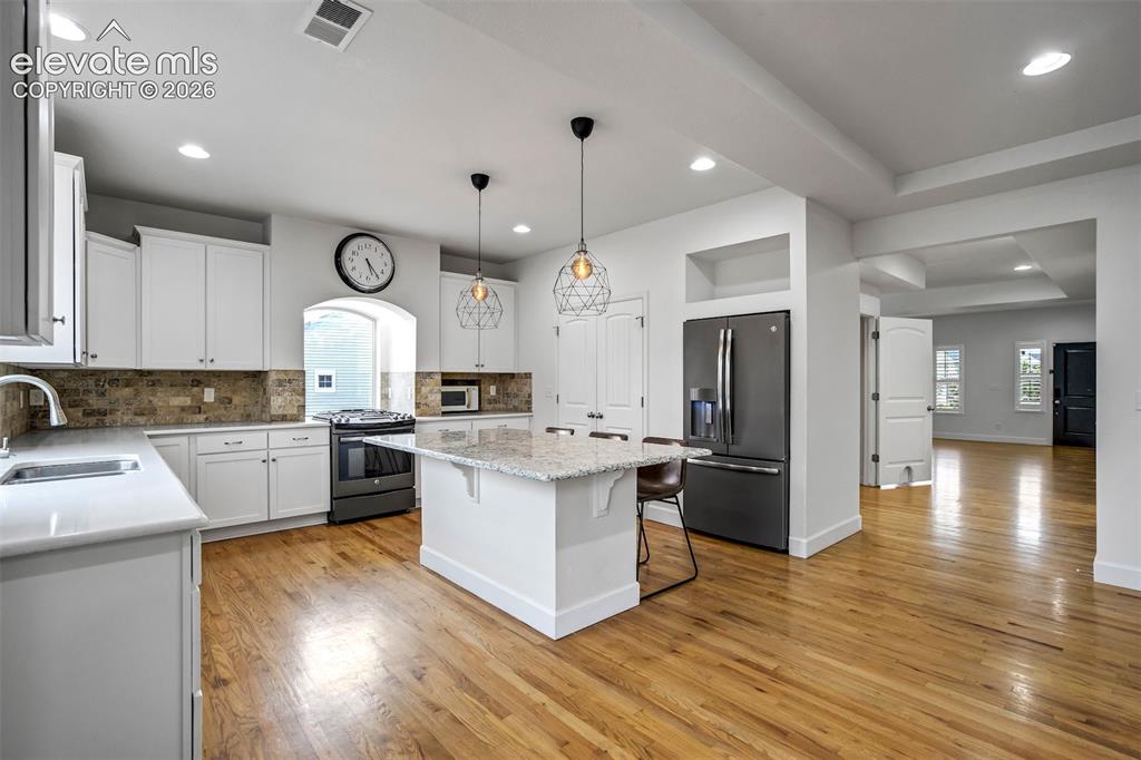 Image 10 of 50: Kitchen