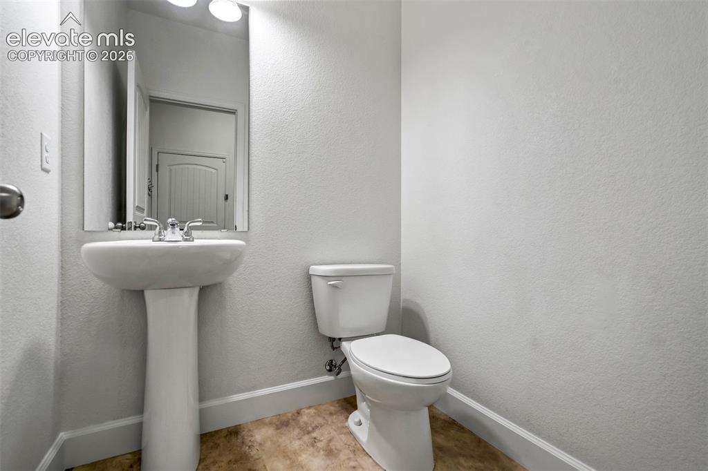 Image 18 of 50: Bathroom