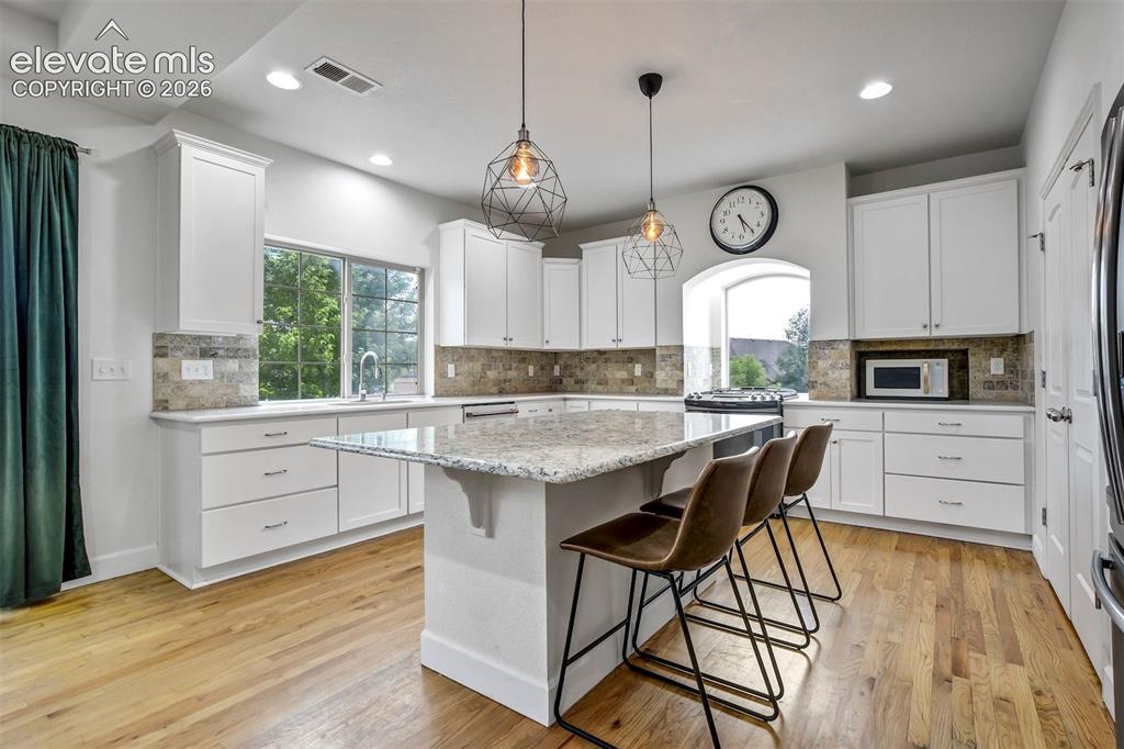 Image 9 of 50: Kitchen