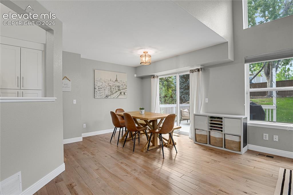 Image 11 of 28: Dining Area
