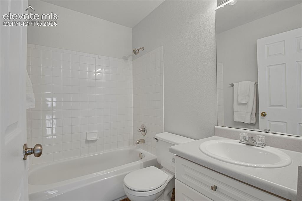 Image 20 of 28: Bathroom