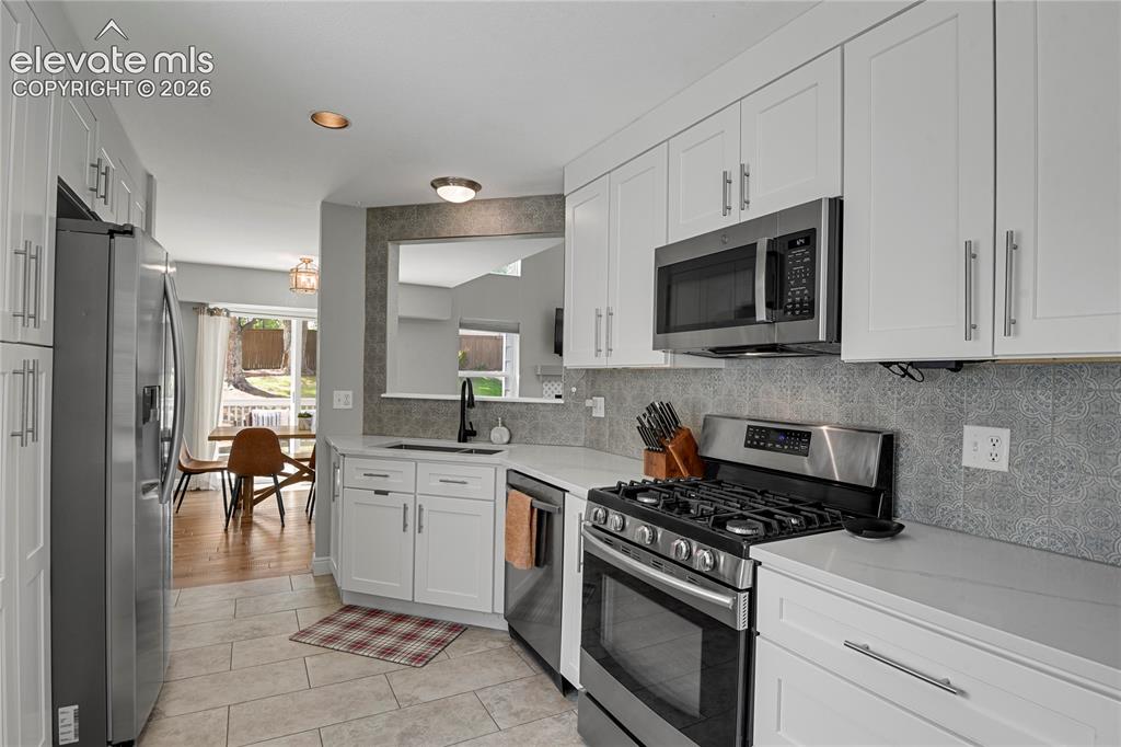 Image 7 of 28: Kitchen