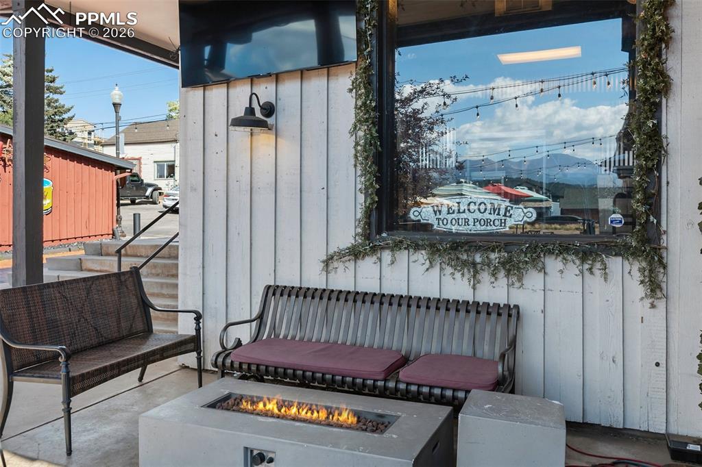 Image 12 of 50: Patio