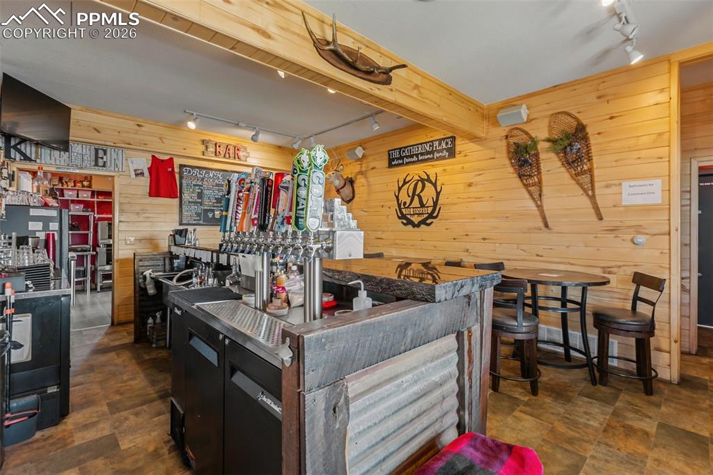 Image 30 of 50: Kitchen