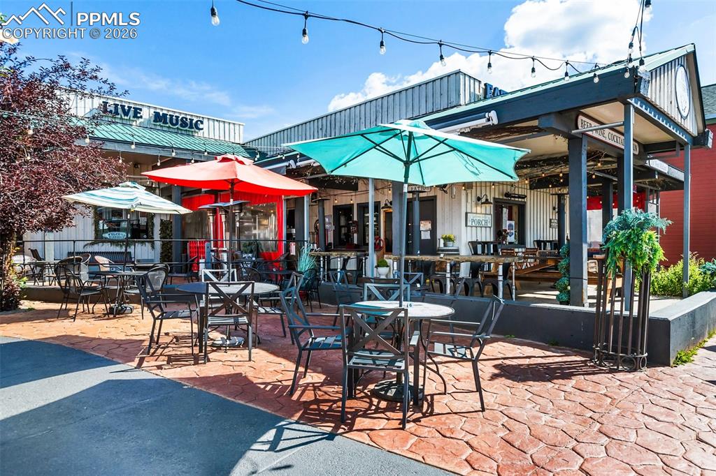 Image 5 of 50: Patio