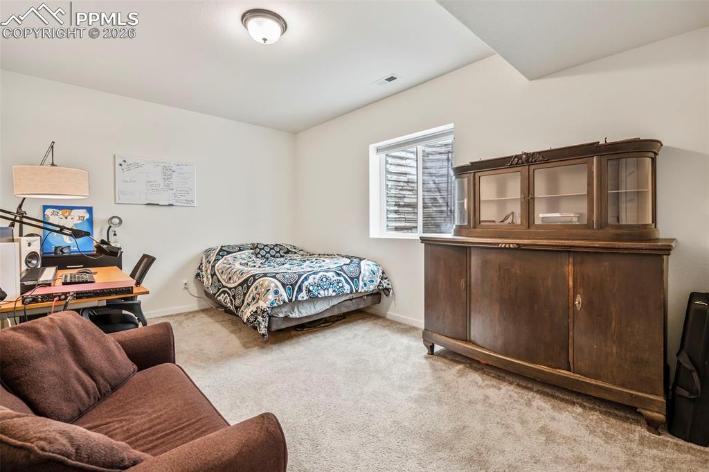 Image 21 of 27: Bedroom