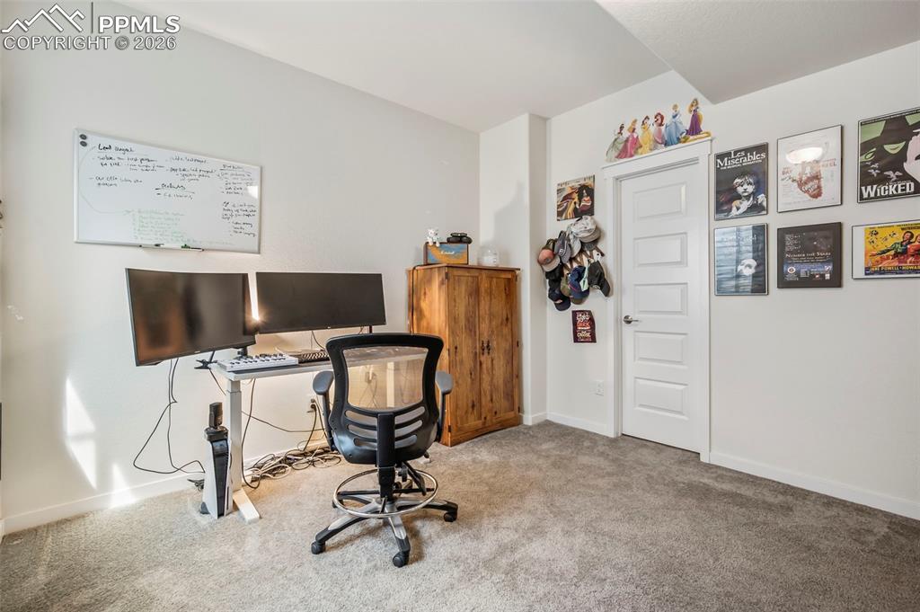 Image 25 of 27: Office