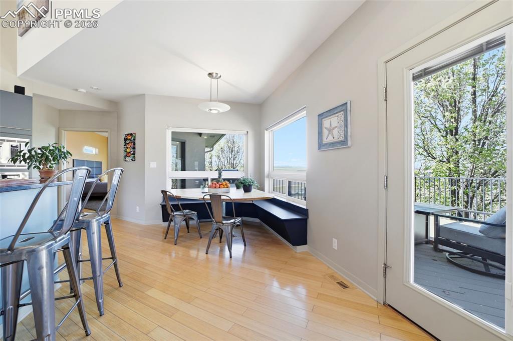 Image 10 of 50: Dining Area