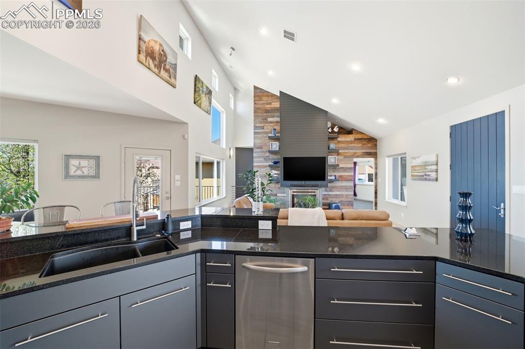 Image 12 of 50: Kitchen