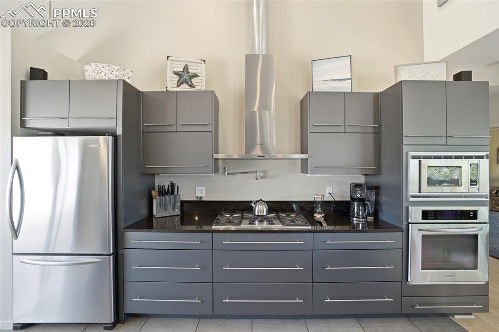 Image 13 of 50: Kitchen