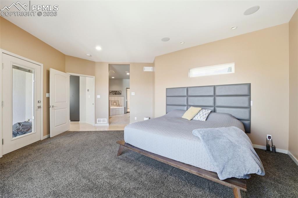 Image 16 of 50: Bedroom