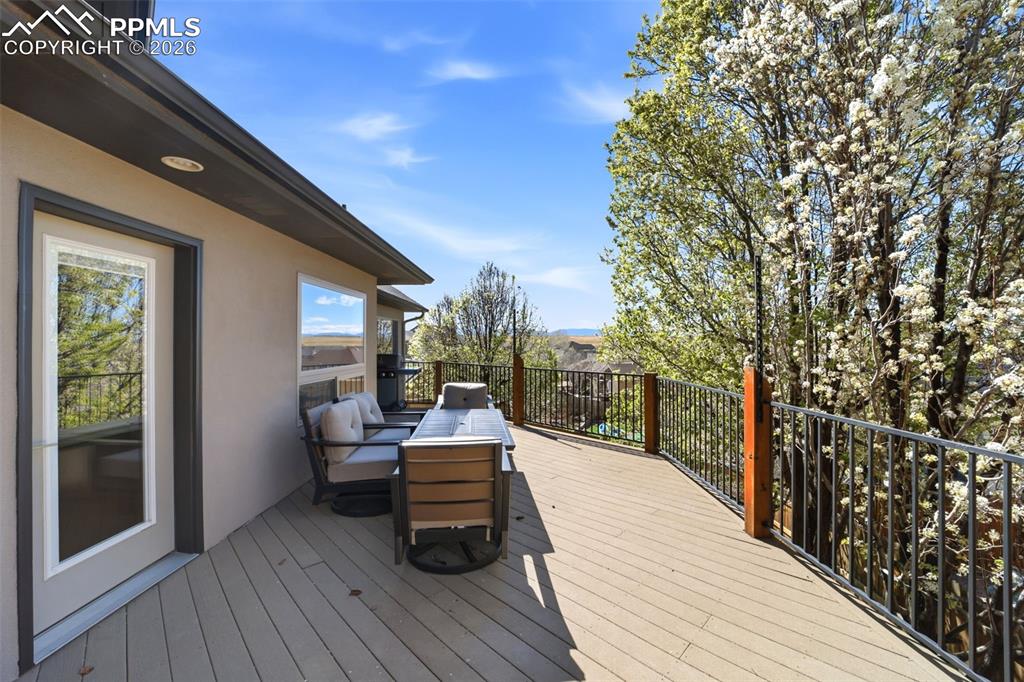 Image 19 of 50: Deck