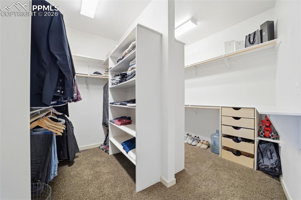 Image 20 of 50: Closet