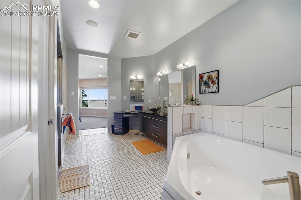 Image 21 of 50: Bathroom