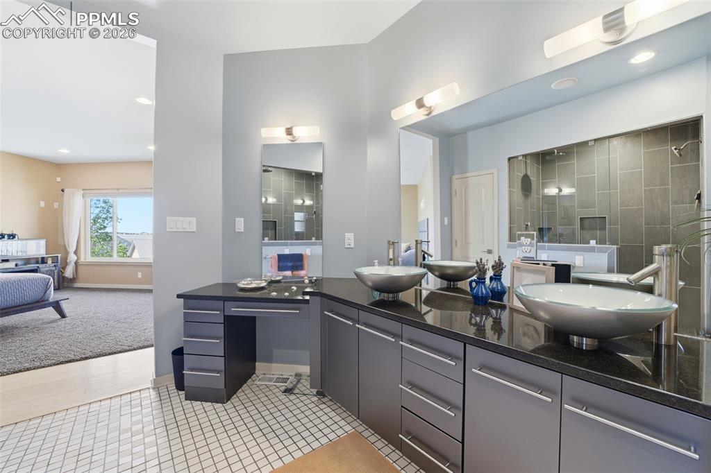 Image 22 of 50: Bathroom