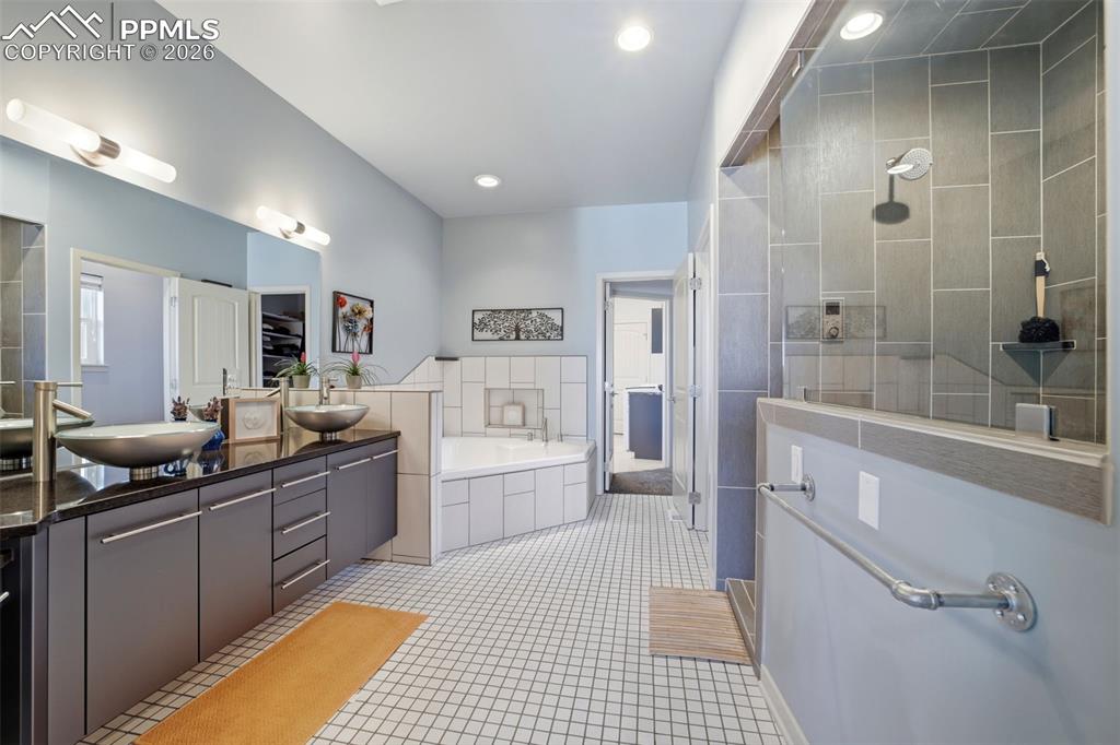 Image 23 of 50: Bathroom