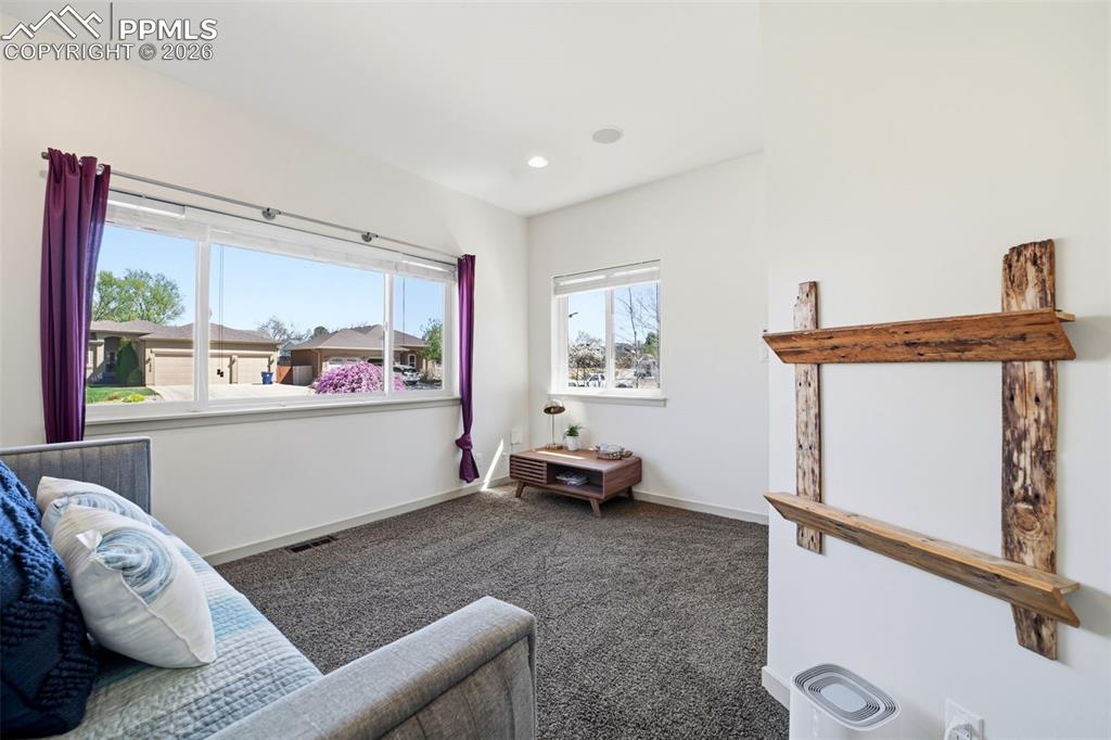 Image 26 of 50: Bedroom