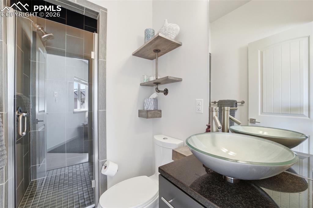 Image 27 of 50: Bathroom