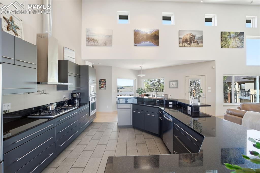 Image 3 of 50: Kitchen