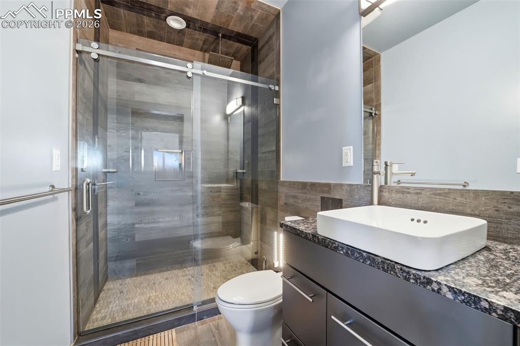 Image 37 of 50: Bathroom