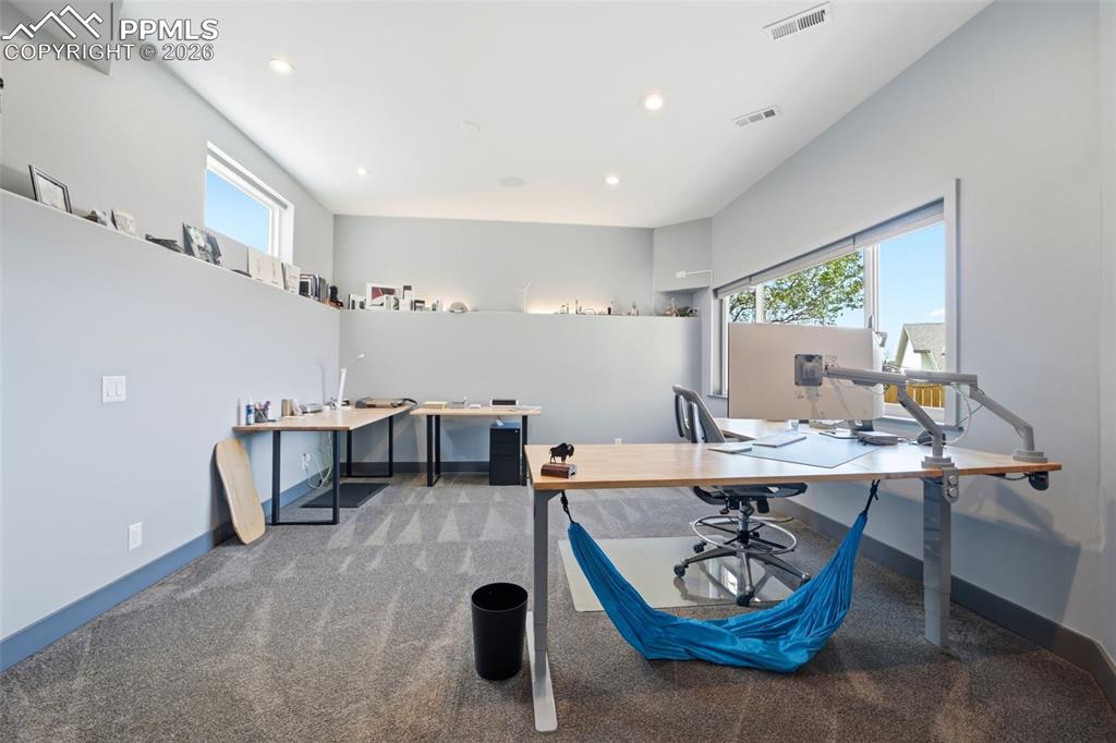 Image 39 of 50: Bedroom