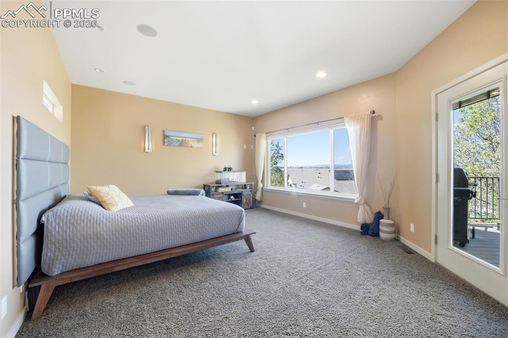 Image 4 of 50: Bedroom