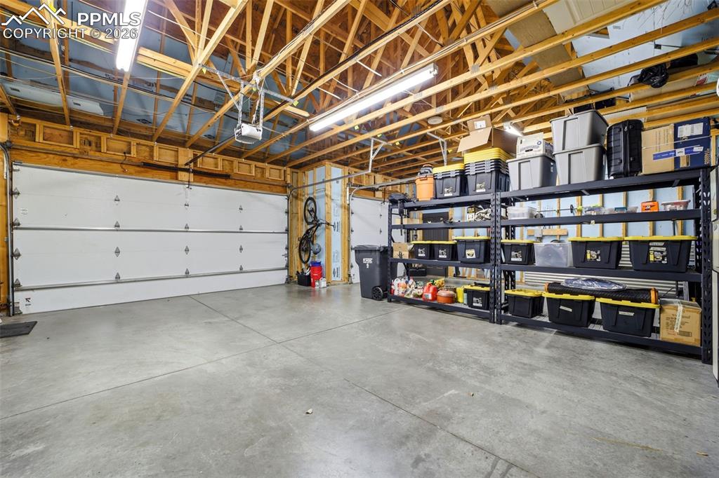 Image 42 of 50: Garage