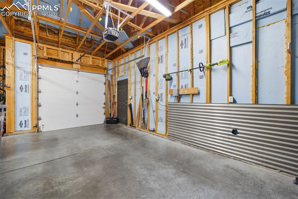 Image 43 of 50: Garage