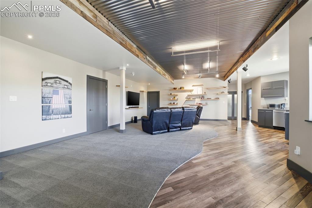 Image 5 of 50: Living Room