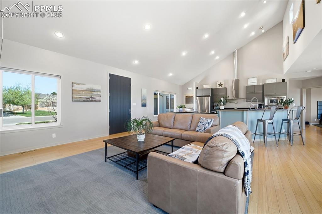 Image 7 of 50: Living Room