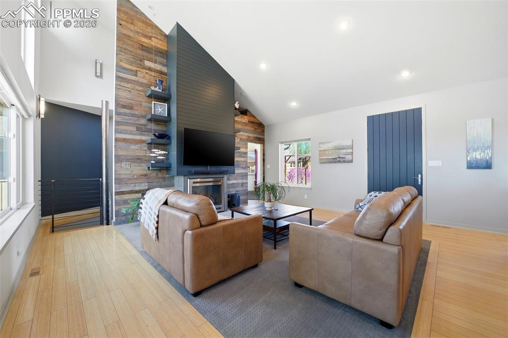 Image 8 of 50: Living Room