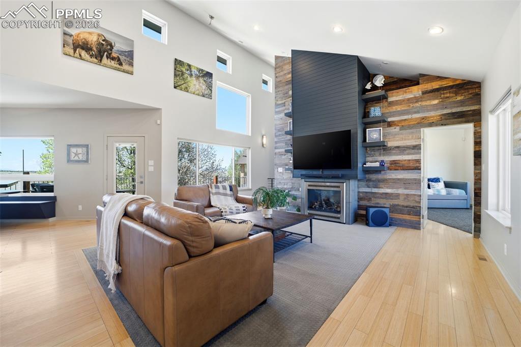 Image 9 of 50: Living Room