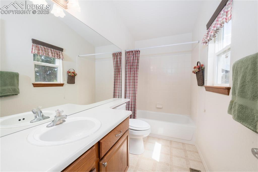 Image 16 of 39: Bathroom